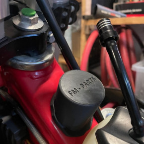 FM-Parts Öleinfüllhülse Öleinfüllschutz geschlossen für KTM Husqvarna Gas Gas TPI 250 300 2024- Schwarz