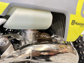 Two Stroke Performance TSP vergrößerter Auslasssteuerungsdeckel für KTM Husqvarna Gas Gas 250 300 2024-2025